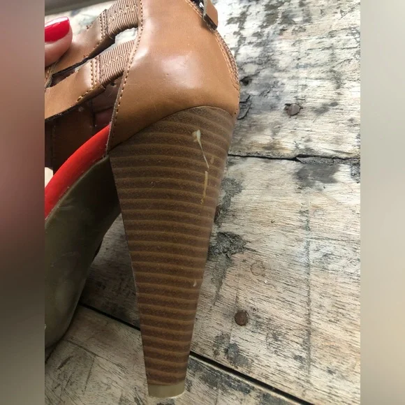 G by Guess Heeled Platform Sandals | Size 6 | - Picture 3 of 3